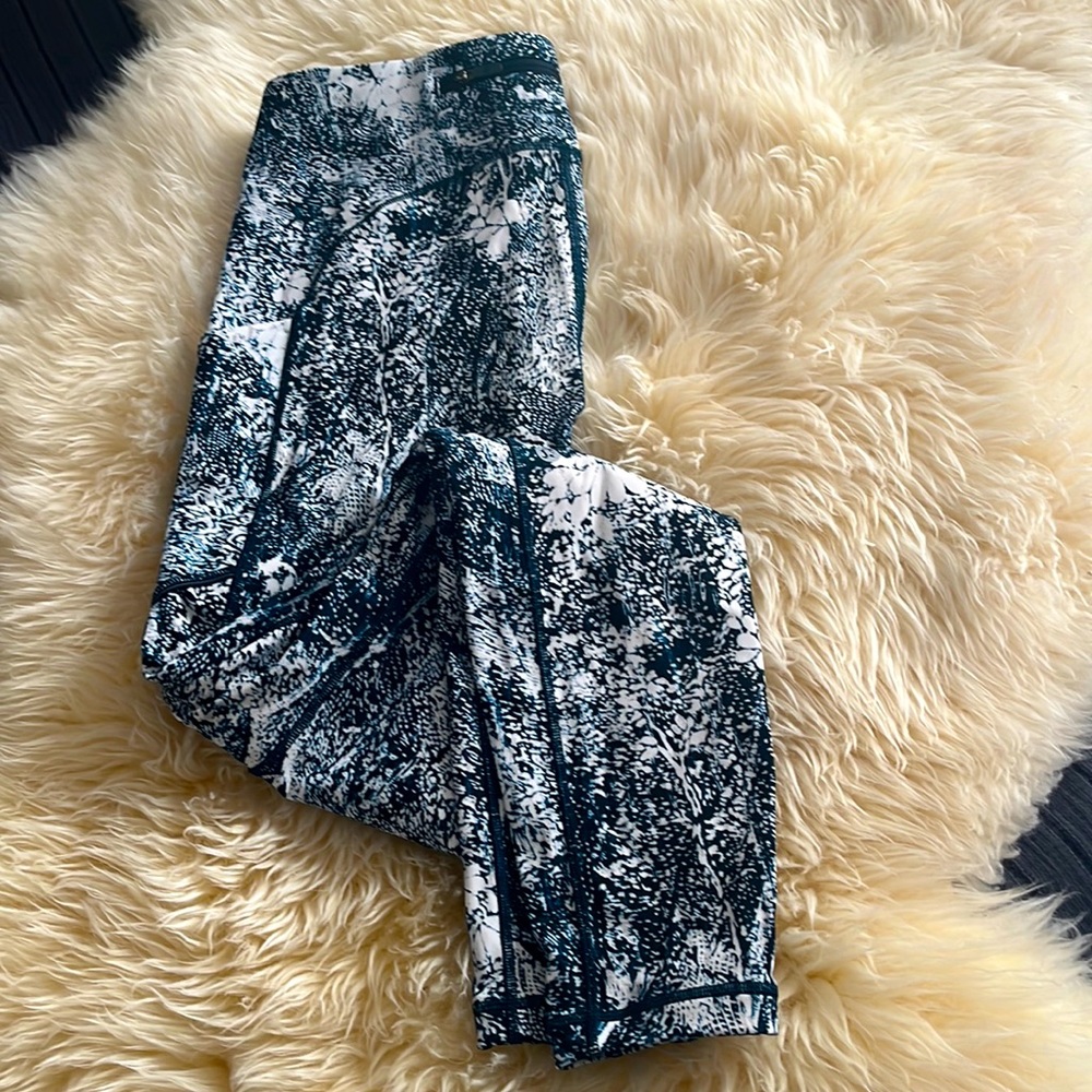 Lululemon Winter Wonderland Running Tights. Size 8. Perfect condition!